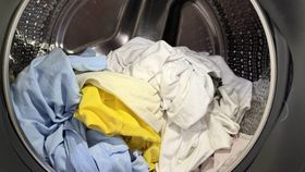 Cum poți spăla rufele albe și colorate împreună fără să se păteze sau transfere culori și să faci economie la energie de cel puțin 40 de lei pe lună